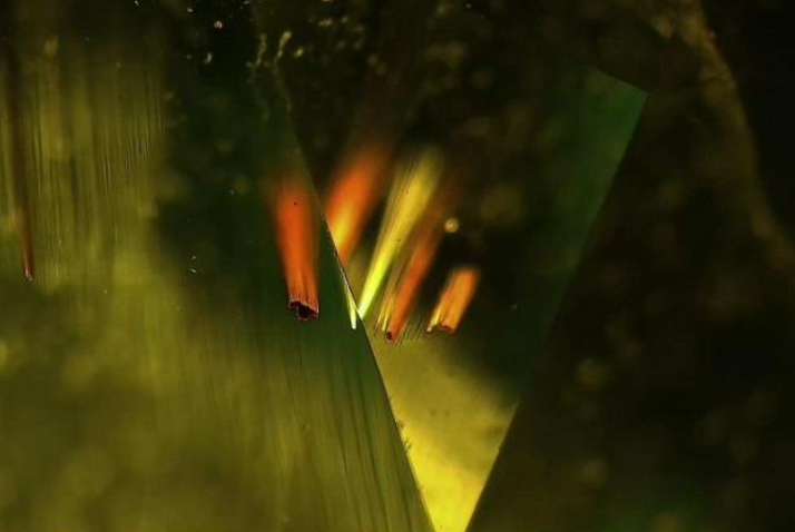 La différence spéctroscopique entre le colorant du fer et du cuivre dans la tourmaline